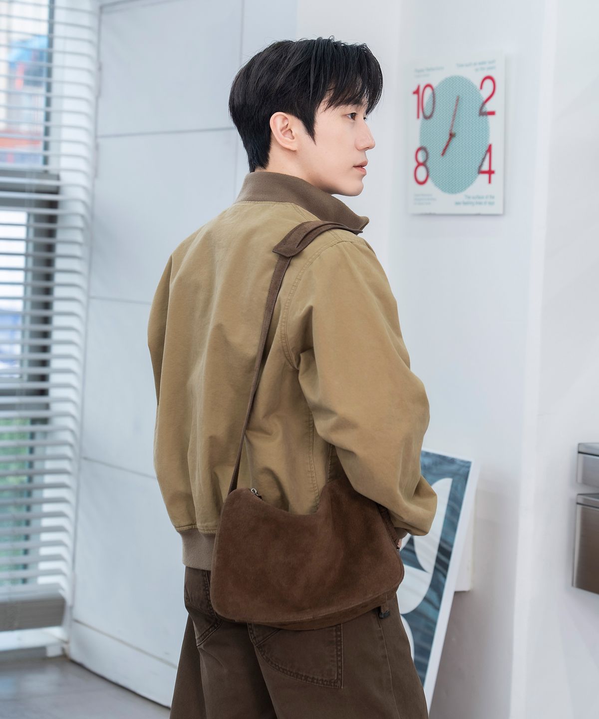 질스튜어트 맨 액세서리(JILLSTUART MEN ACC) [삭형X질스튜어트남성ACC] 브라운 스웨이드 미니멀 크로스백