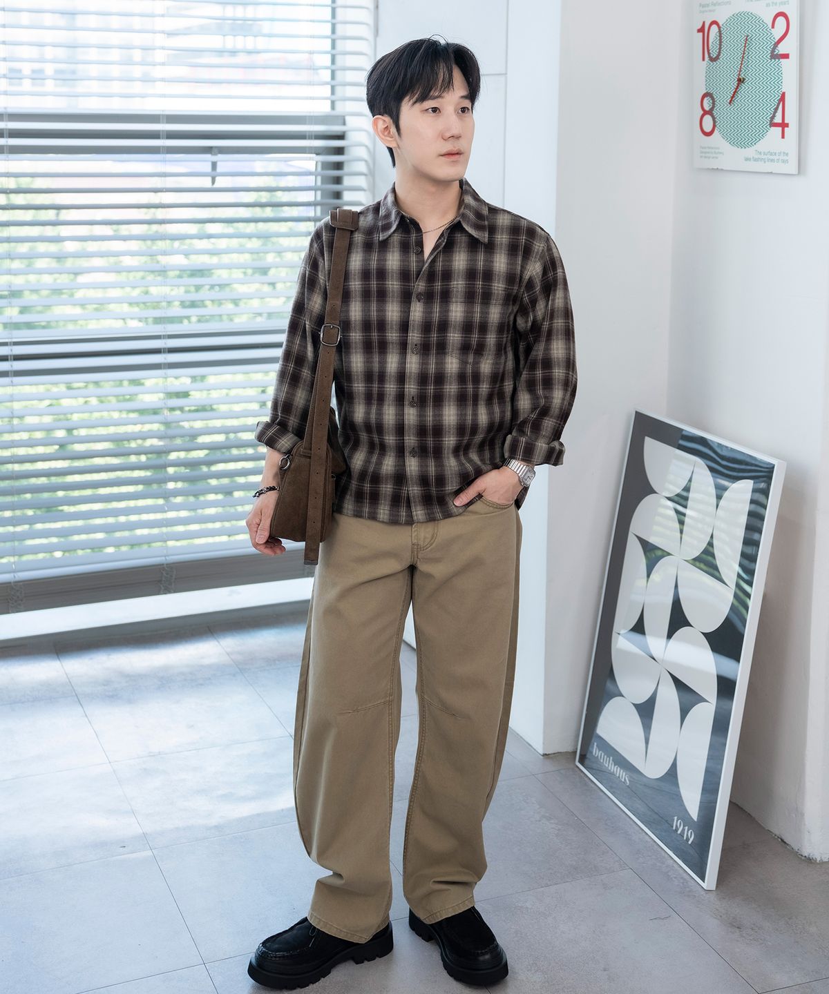 질스튜어트 맨 액세서리(JILLSTUART MEN ACC) [삭형X질스튜어트남성ACC] 브라운 스웨이드 미니멀 크로스백