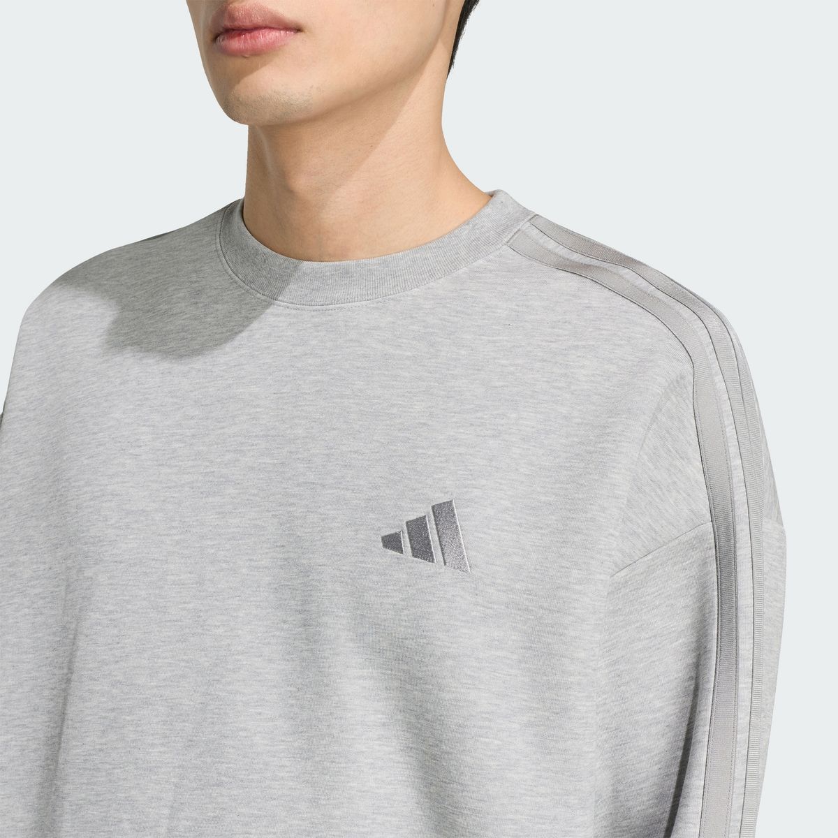 아디다스(ADIDAS) 에센셜 플러스 루즈 핏 3-스트라이프 컨템퍼러리 스페이서 니트 스웨트셔츠 KV5912