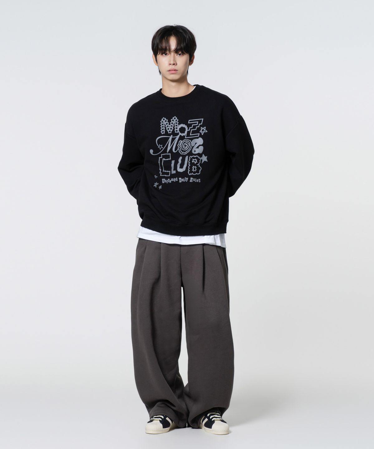 모즈모즈(MOZMOZ) 데일리 노이즈 맨투맨 블랙