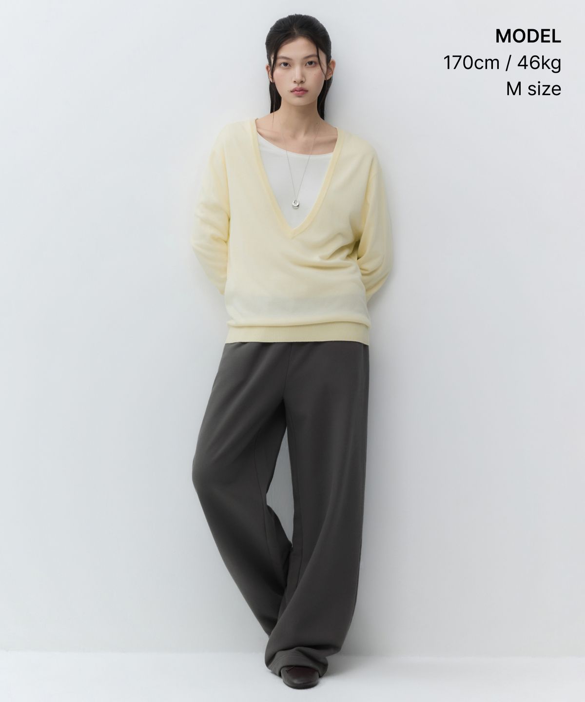 무신사 스탠다드 우먼(MUSINSA STANDARD WOMAN) 우먼즈 에센셜 릴렉스드 딥 브이 넥 니트 [버터 크림]