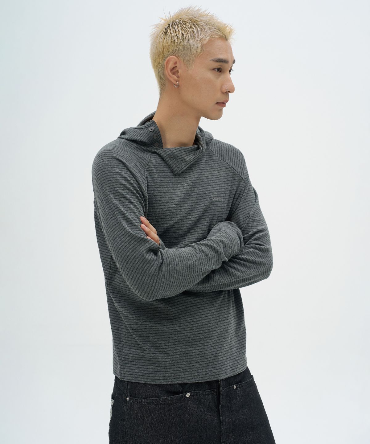 플레이스스튜디오맨(PLACESTUDIOMAN) 스트라이프 하이넥 버튼 로고 자수 데일리 롱슬리브 후드 티셔츠 [차콜]
