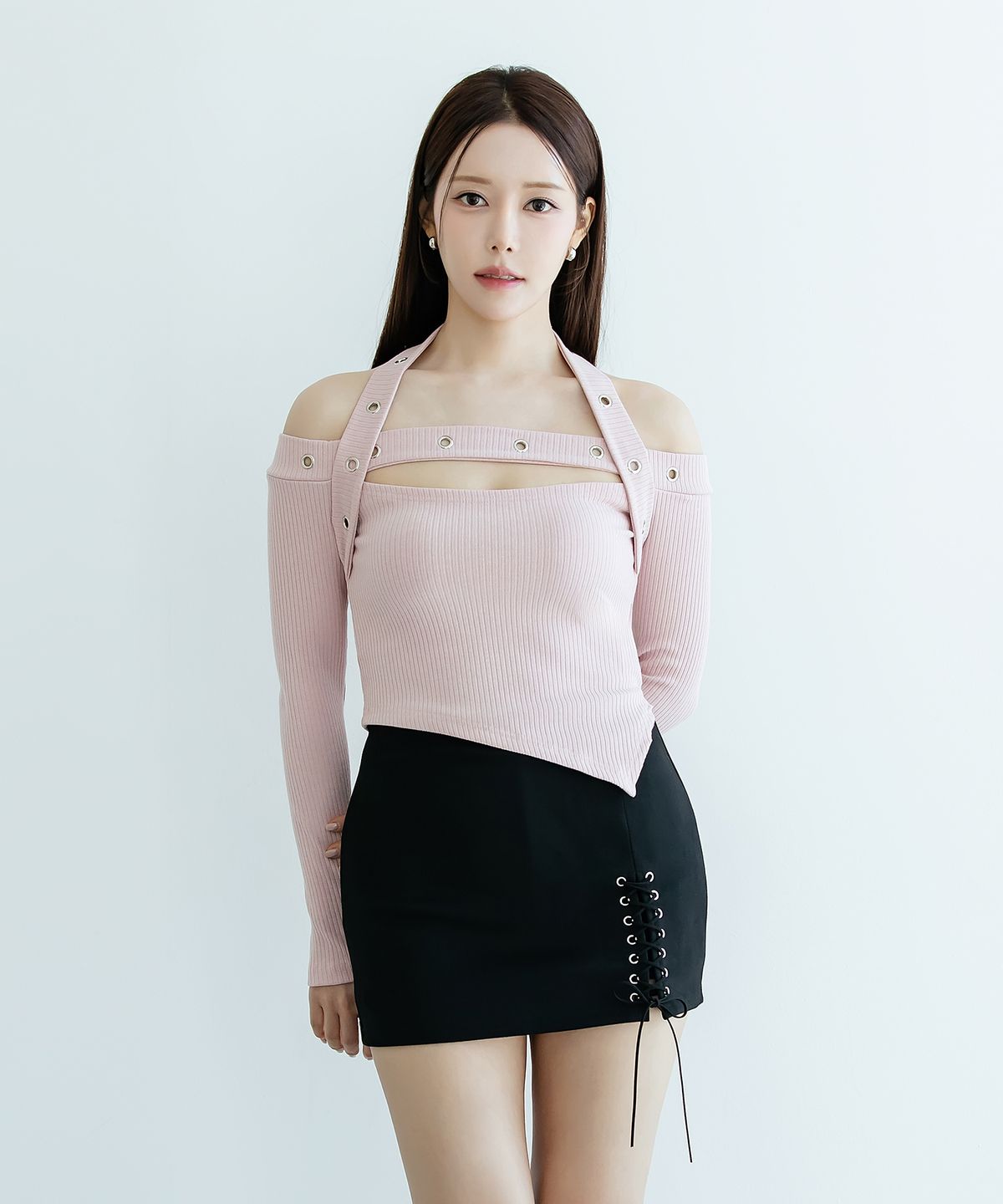 살롱드서울(SALON DE SEOUL) 아일렛 스트랩 오프숄더 티셔츠 [ 3 color ]