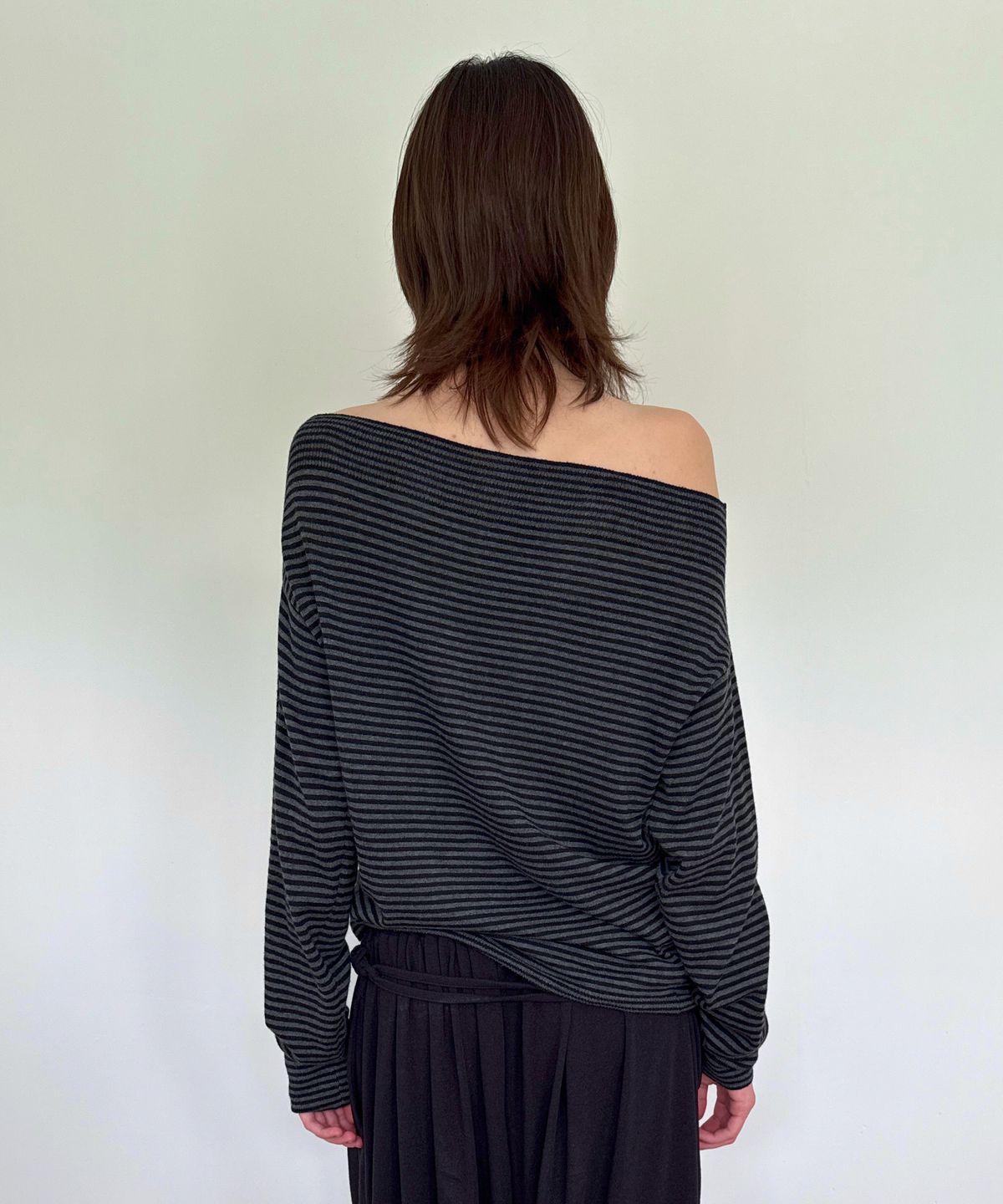 다이애그널(DIAGONAL) STRIPE OFF SHOULDER CARDIGAN (black)