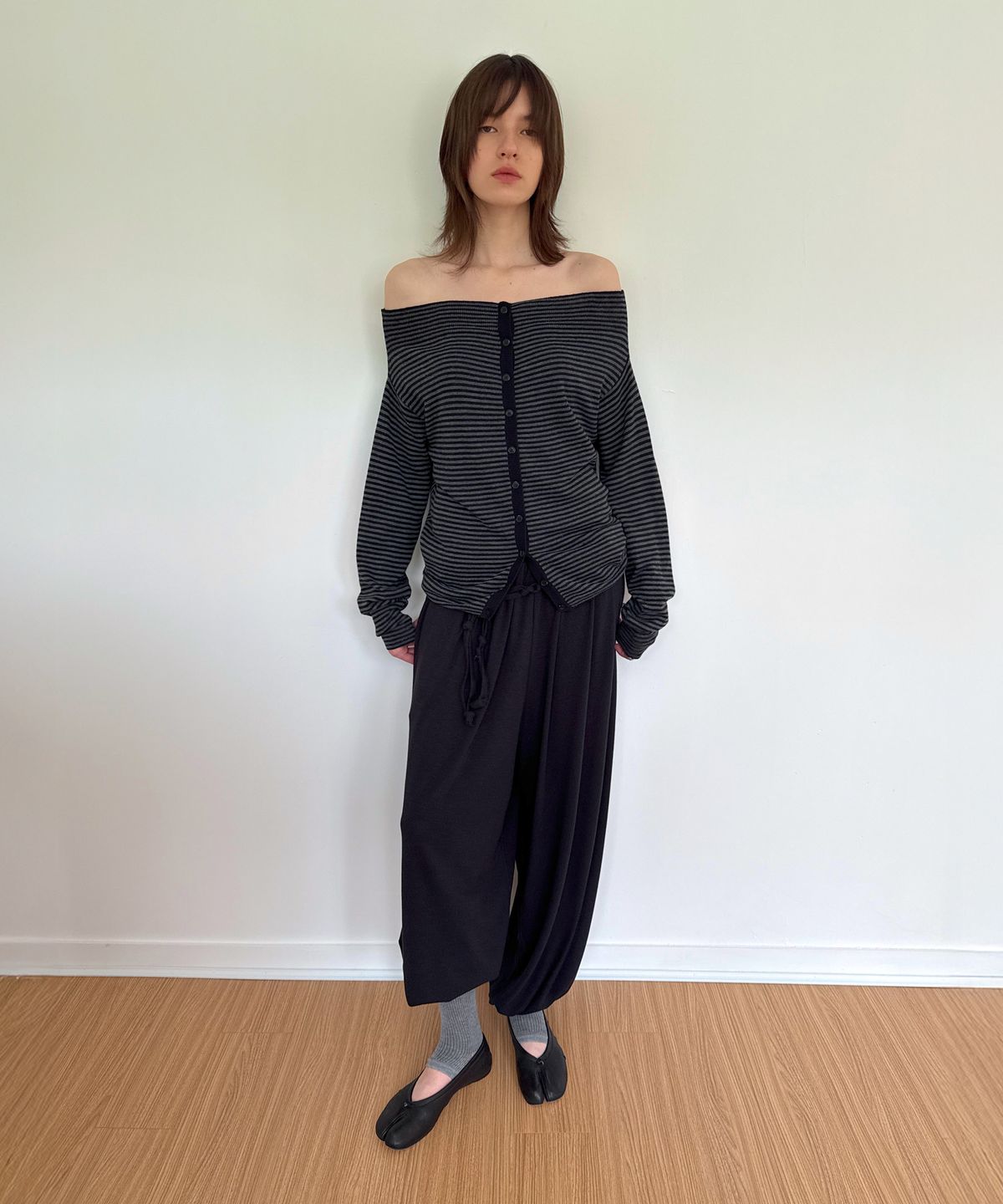 다이애그널(DIAGONAL) STRIPE OFF SHOULDER CARDIGAN (black)