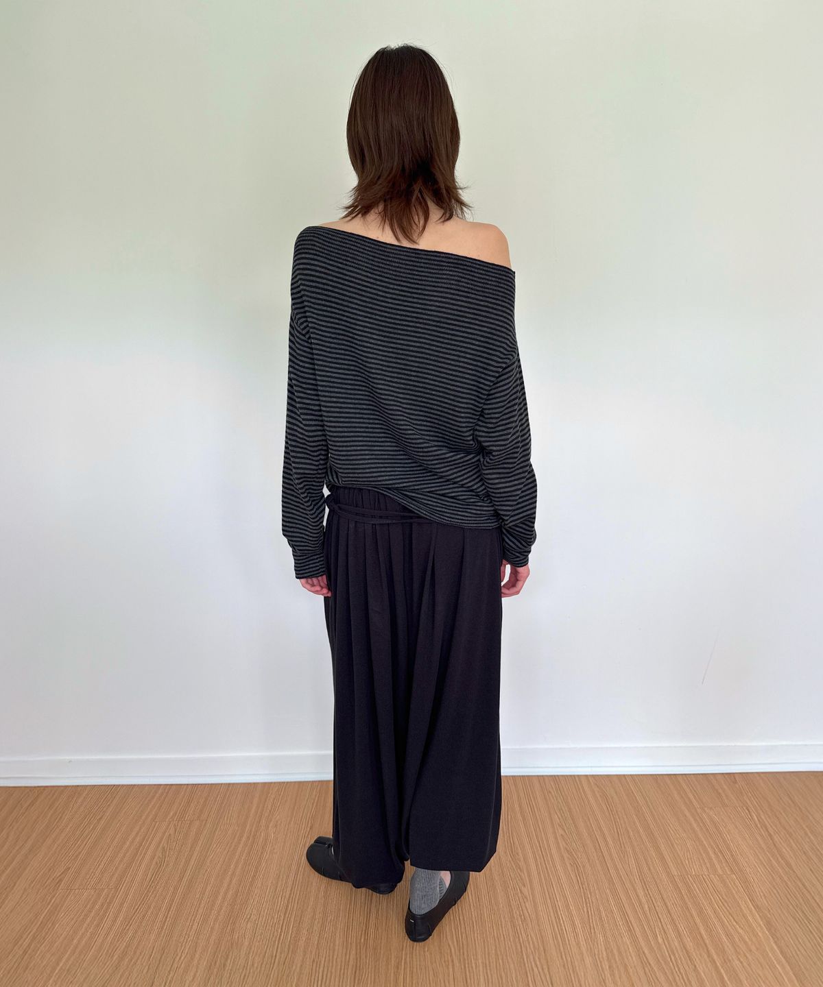다이애그널(DIAGONAL) STRIPE OFF SHOULDER CARDIGAN (black)