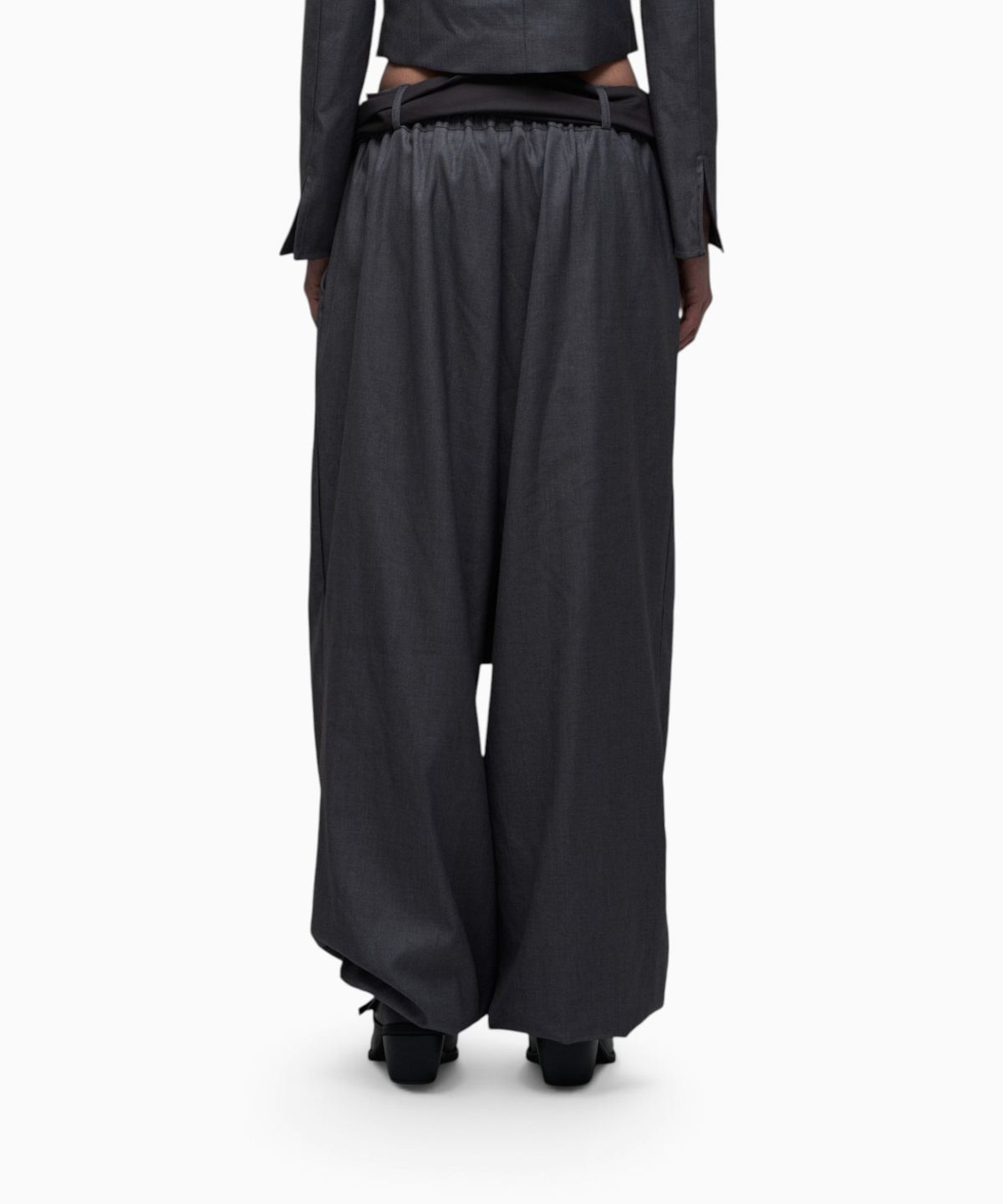 시너진(SYNERJYN) STRAP TAILORED JOGGER PANTS CHARCOAL