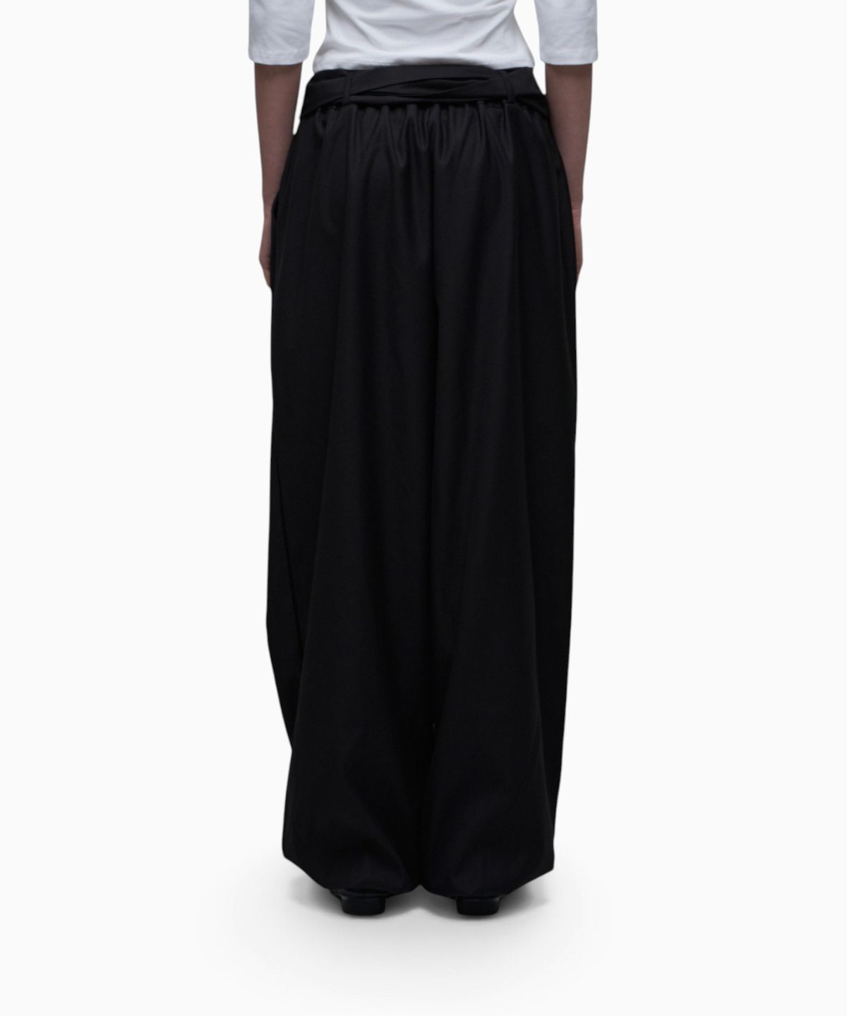 시너진(SYNERJYN) STRAP TAILORED JOGGER PANTS BLACK