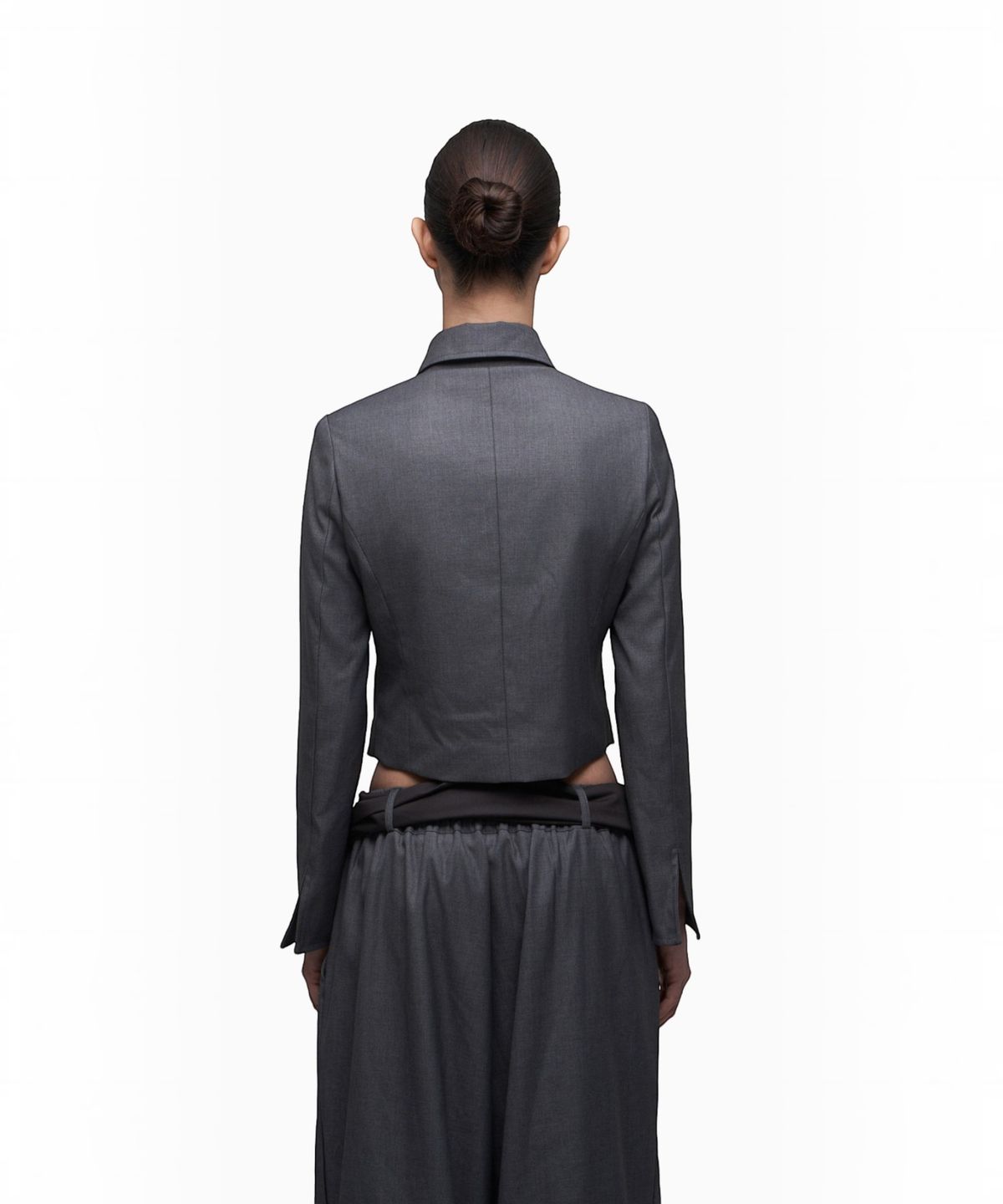 시너진(SYNERJYN) TAILORED CROPPED BLAZER CHARCOAL