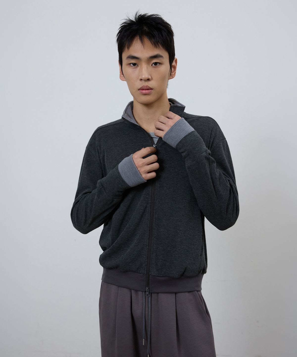 미치코런던 스포츠(MICHIKO LONDON SPORTS) 소프트 저지 레이어드 하이넥 집업 차콜