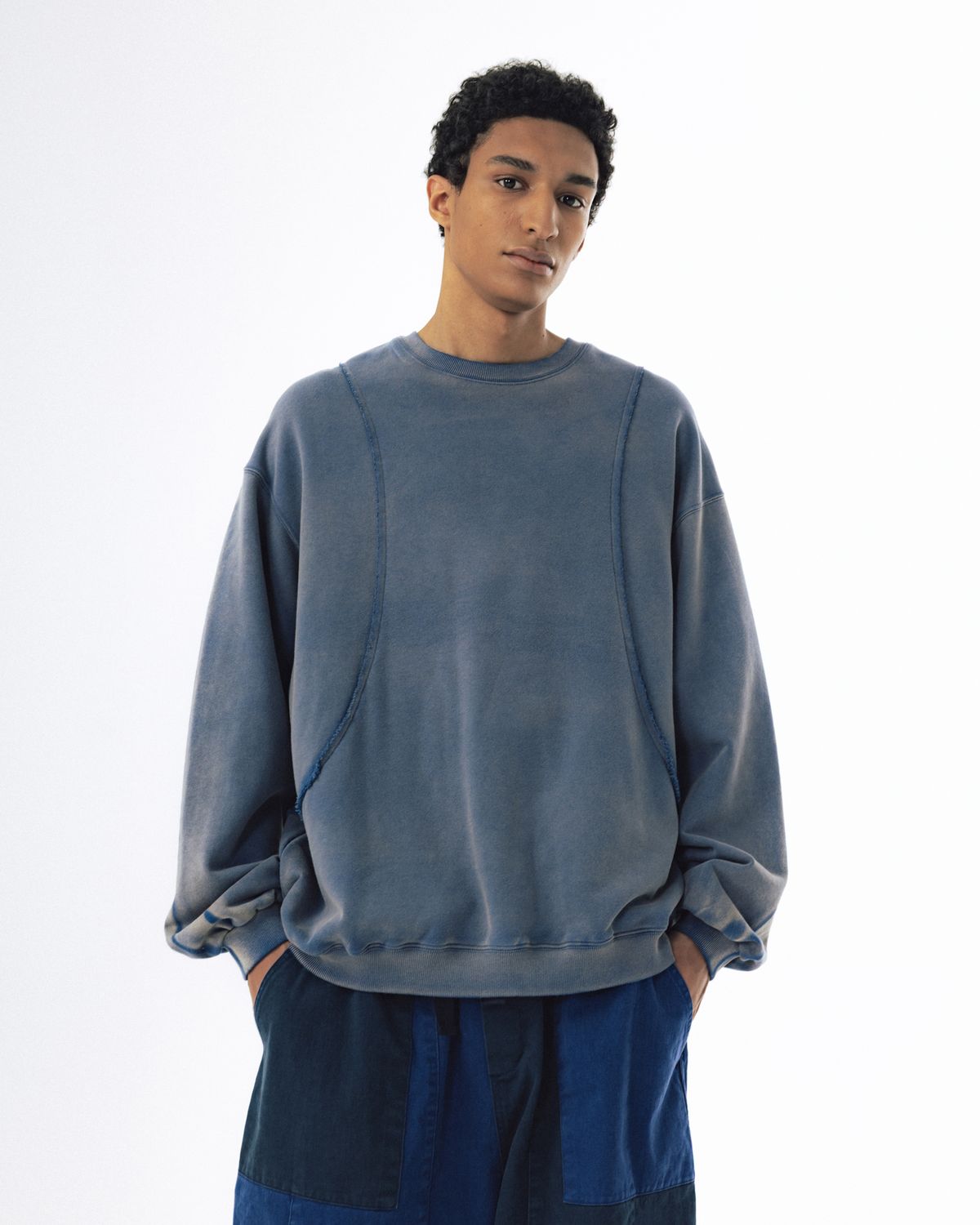 앵글런(ANGLAN) Curved Panel Washed Sweat Shirt - Blue
