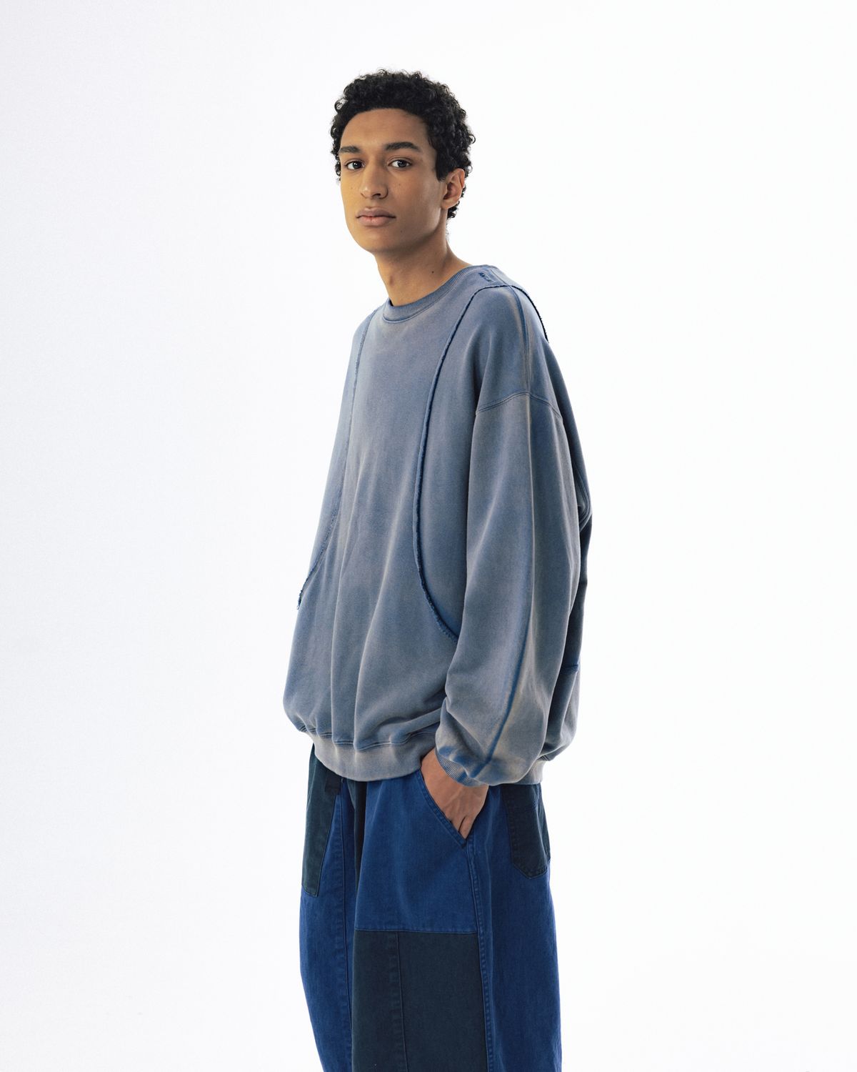 앵글런(ANGLAN) Curved Panel Washed Sweat Shirt - Blue