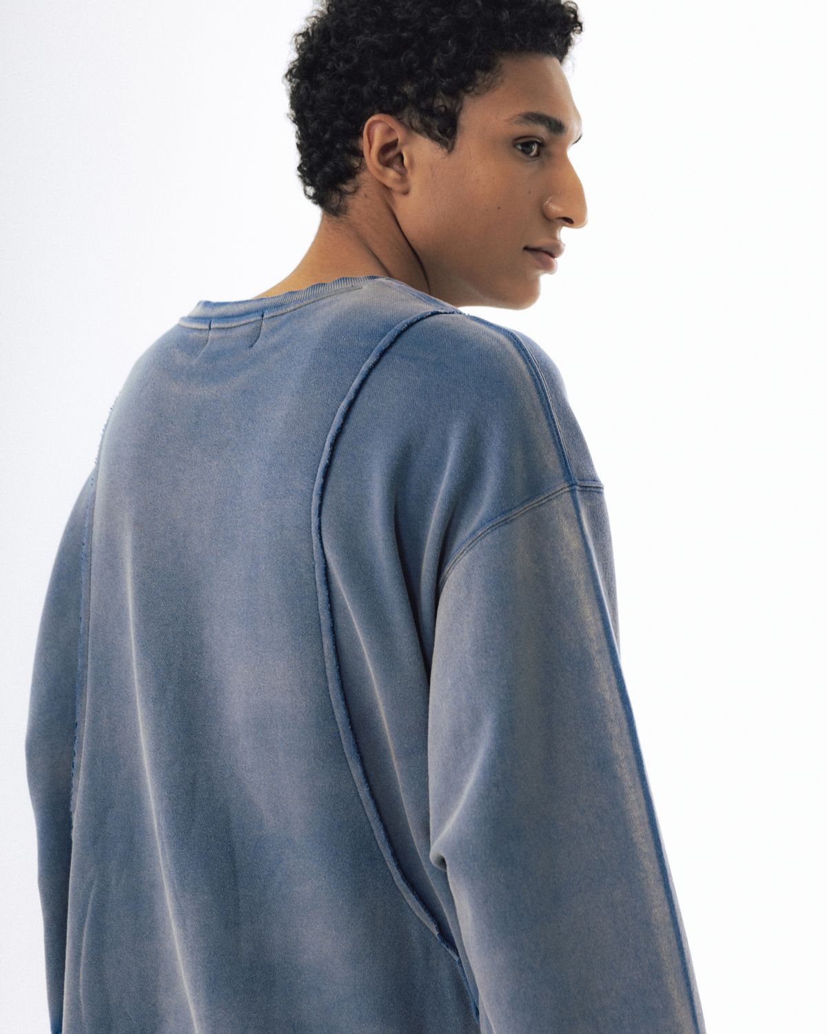 앵글런(ANGLAN) Curved Panel Washed Sweat Shirt - Blue