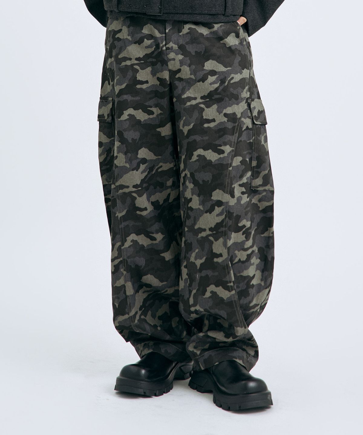 텐 패스트 세븐(TEN PAST SEVEN) 와이드 바렐 카모 카고 팬츠 (2 Colors)