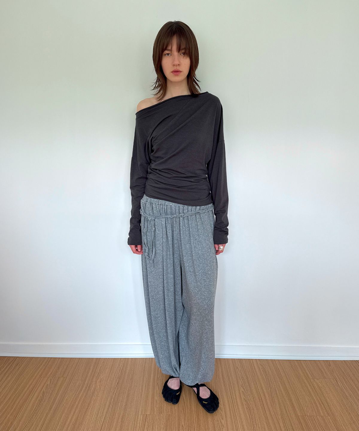 다이애그널(DIAGONAL) LACE KNOT BELT PANTS (melange grey)