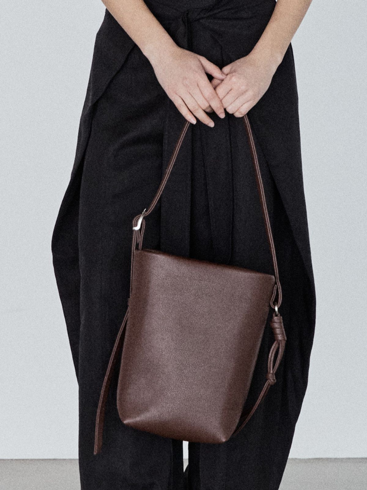 던팩토리(DAWN FACTORY) BUTLER BAG SMALL COW LEATHER BROWN 버틀러백 스몰 소가죽 브라운