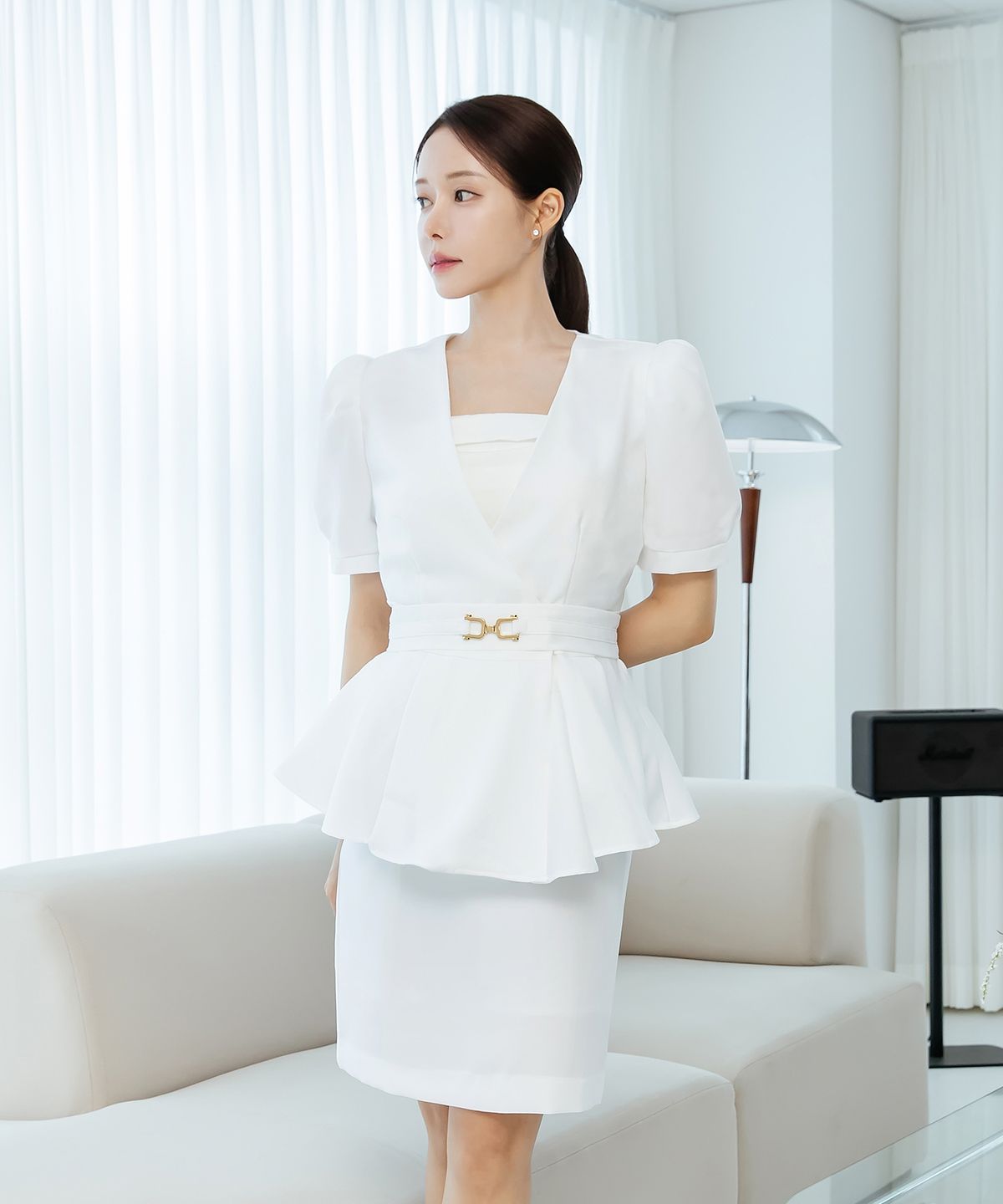 살롱드서울(SALON DE SEOUL) 페플럼 노카라 브이넥 금장벨트 재킷  & H라인 미니스커트 [ White / Black ]