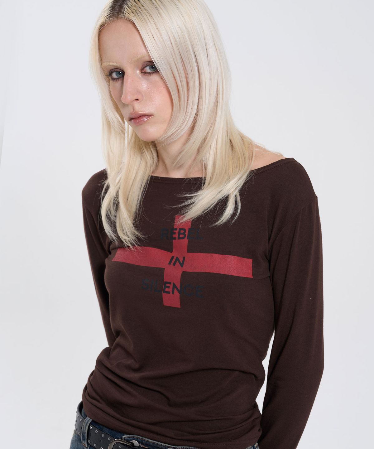 필프(PEALP) REBEL IN SILENCE BOAT NECK T-SHIRT 63 (BROWN)