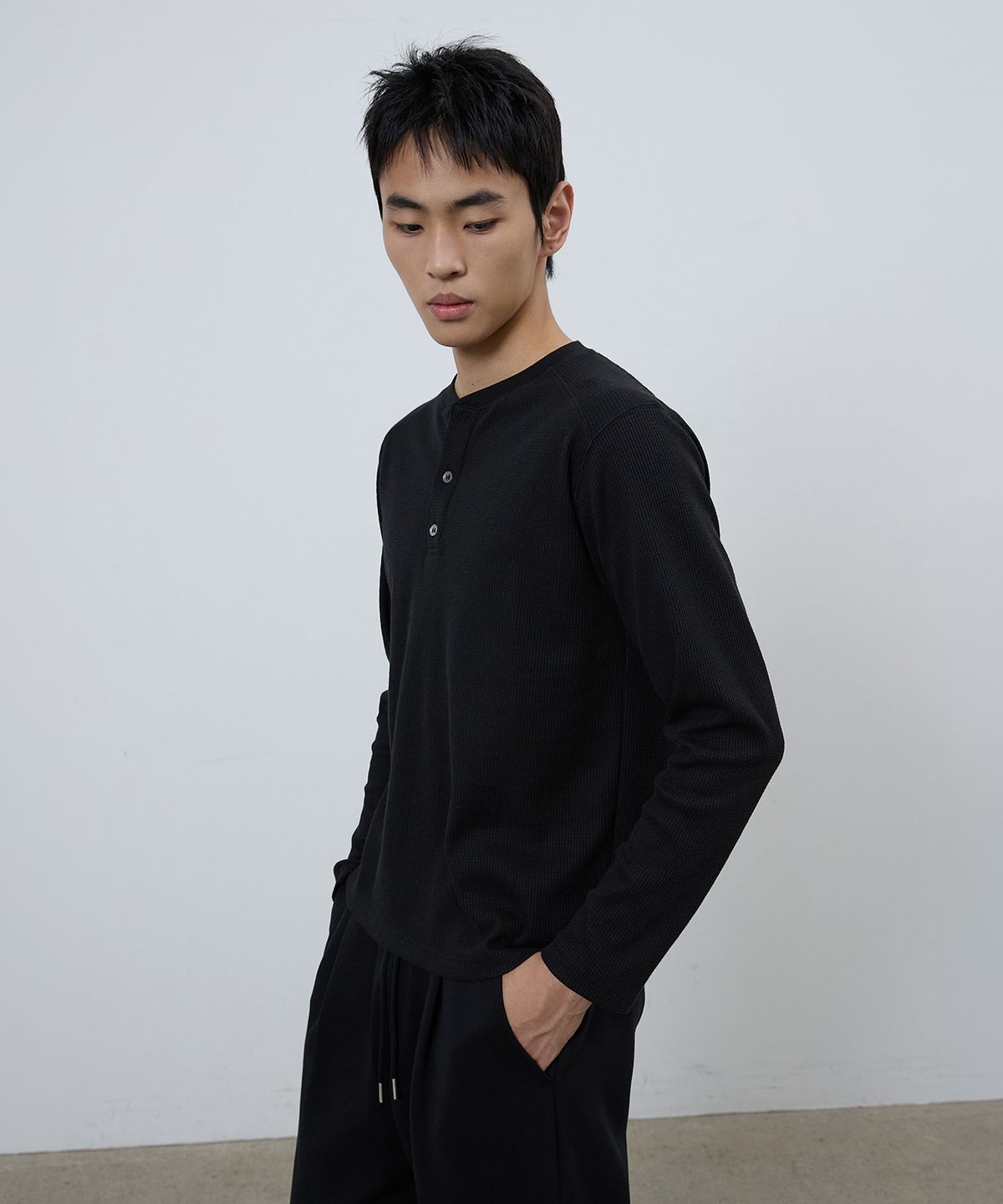 미치코런던 스포츠(MICHIKO LONDON SPORTS) 와플 헨리넥 롱슬리브 블랙