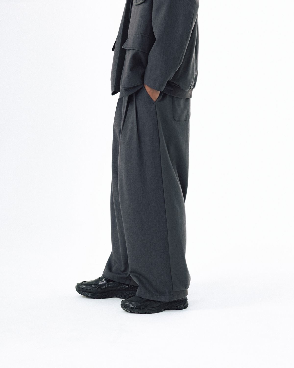 앵글런(ANGLAN) Mix Structured Trousers - Grey