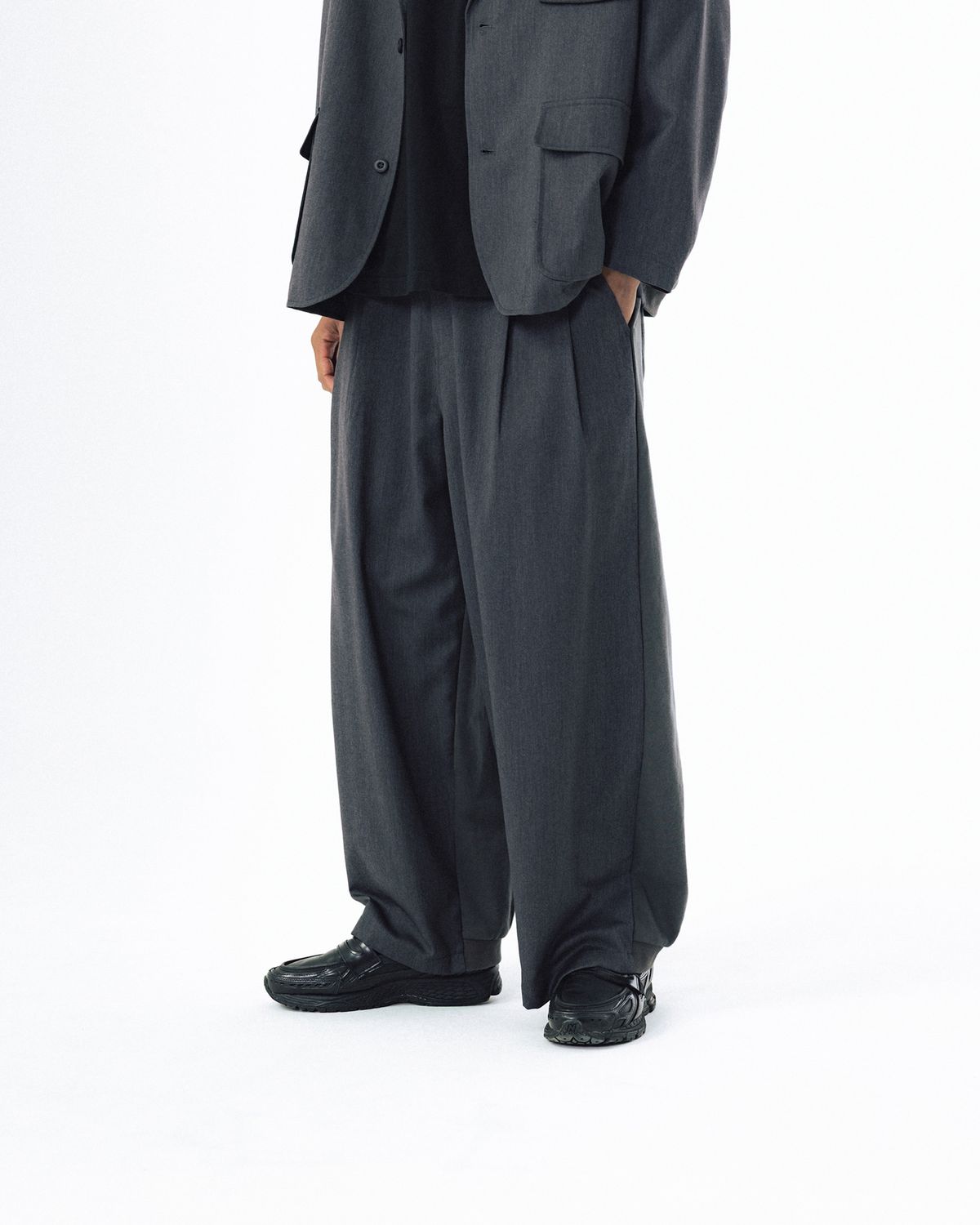 앵글런(ANGLAN) Mix Structured Trousers - Grey