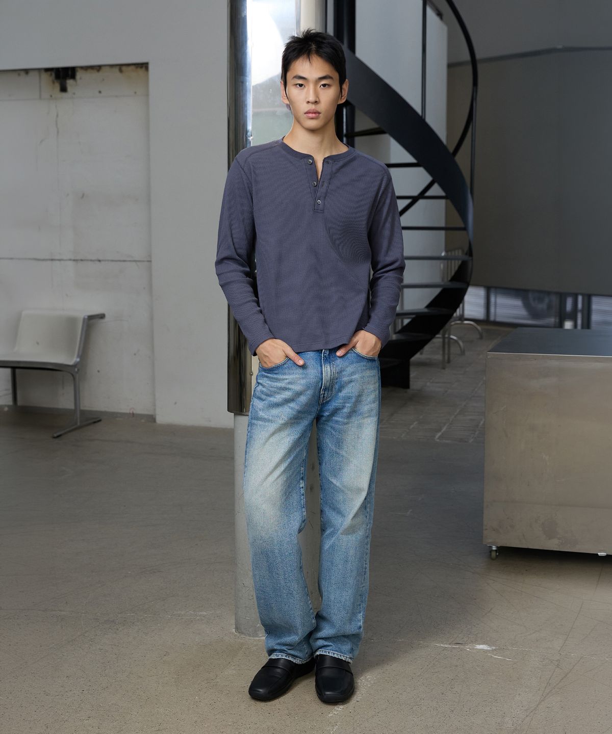 미치코런던 스포츠(MICHIKO LONDON SPORTS) 와플 헨리넥 롱슬리브 스모크 네이비