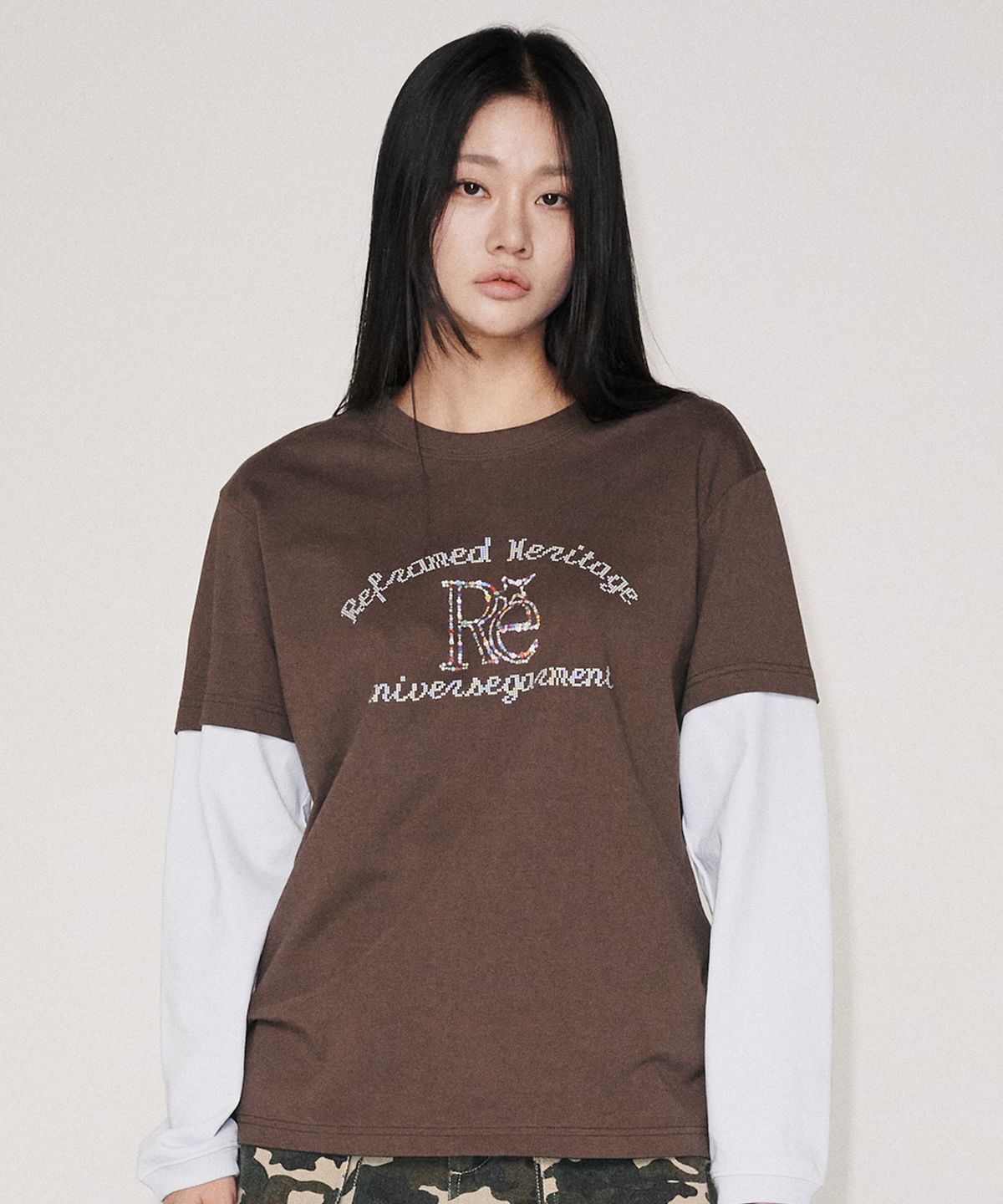 유니버스 가먼트(UNIVERSE GARMENT) 레이어드 그래픽 긴팔 티셔츠_BROWN