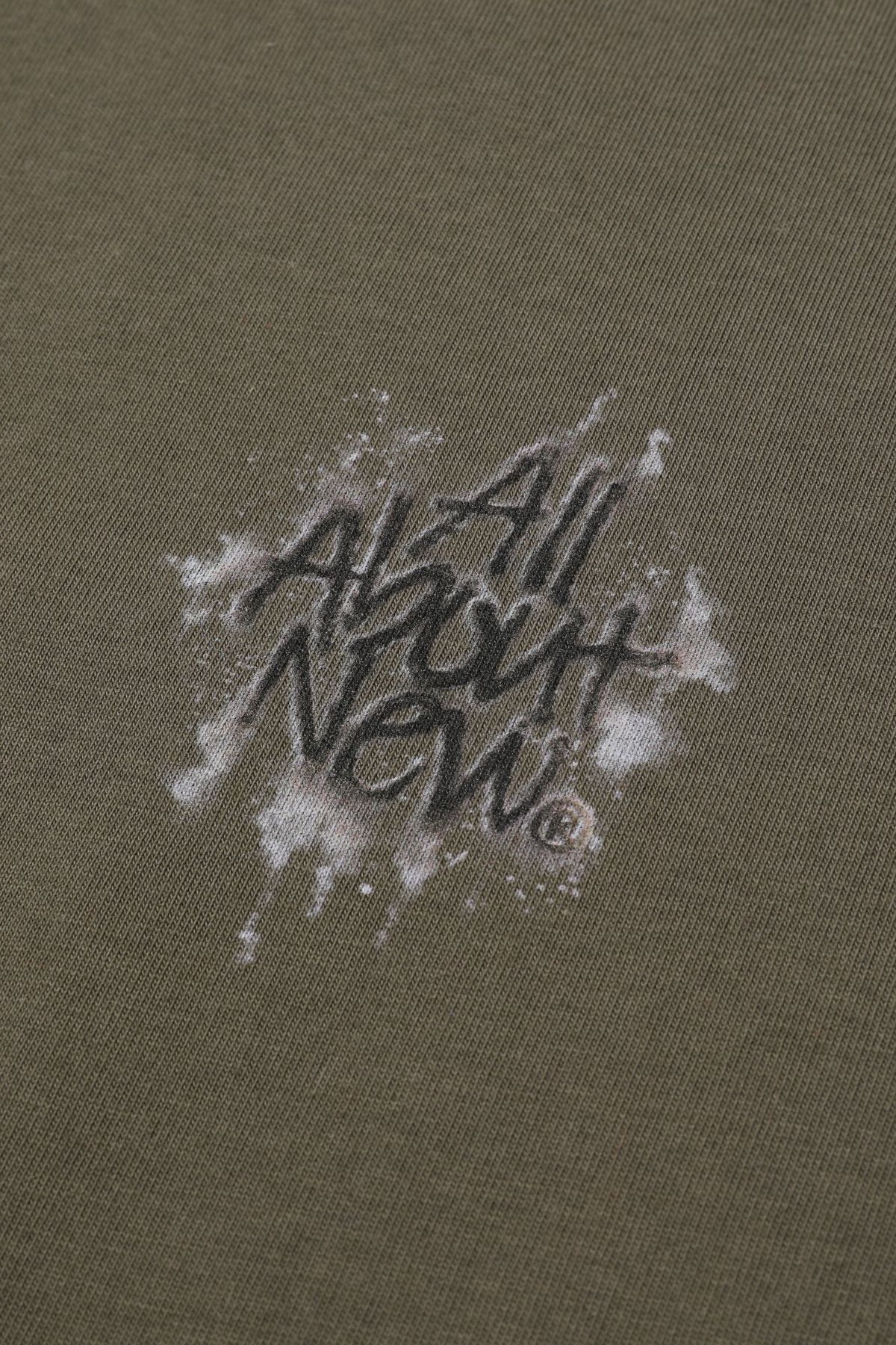 올어바웃뉴(ALL ABOUT NEW) 로고 변형 롱슬리브 티셔츠 브라운 ANA3TR32ABR