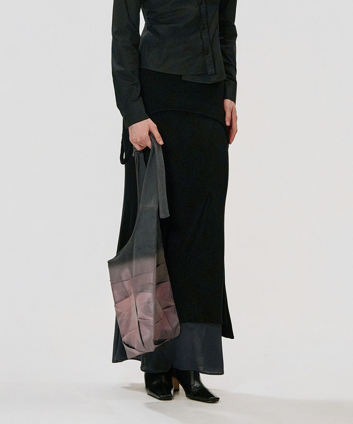 킴지수(KIMZISU) Draped Floral Shoulder Bag_CHARCOAL