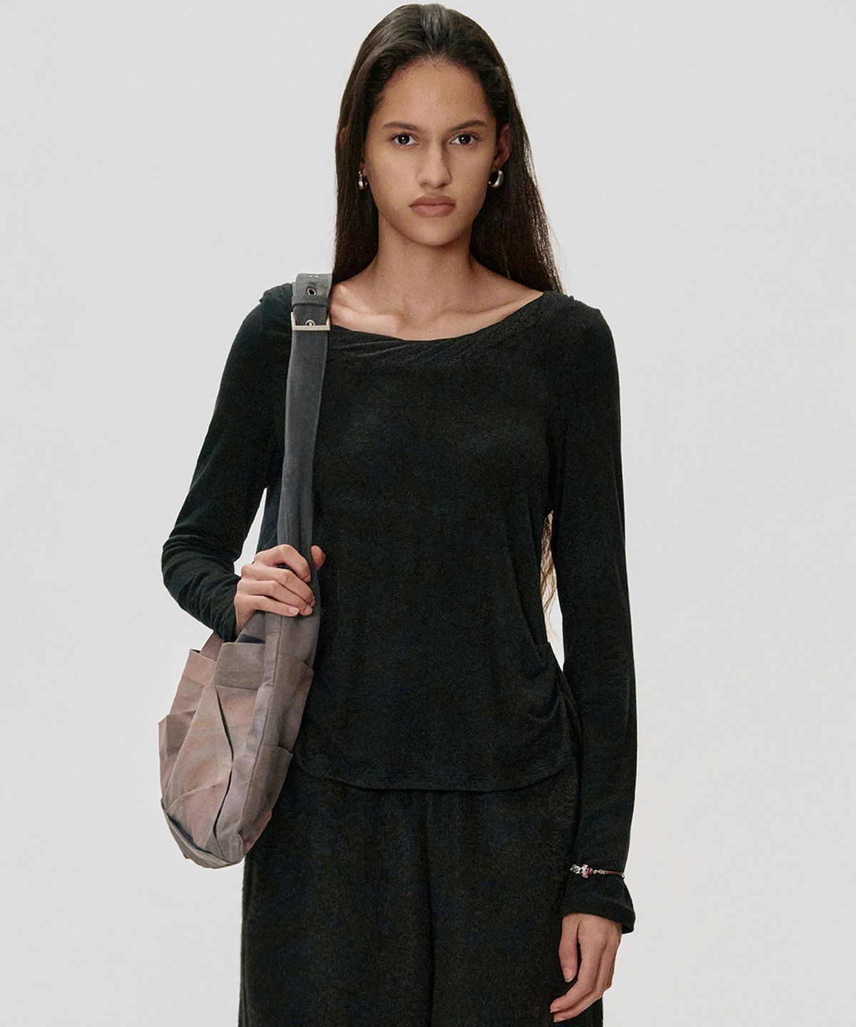킴지수(KIMZISU) Draped Floral Shoulder Bag_CHARCOAL