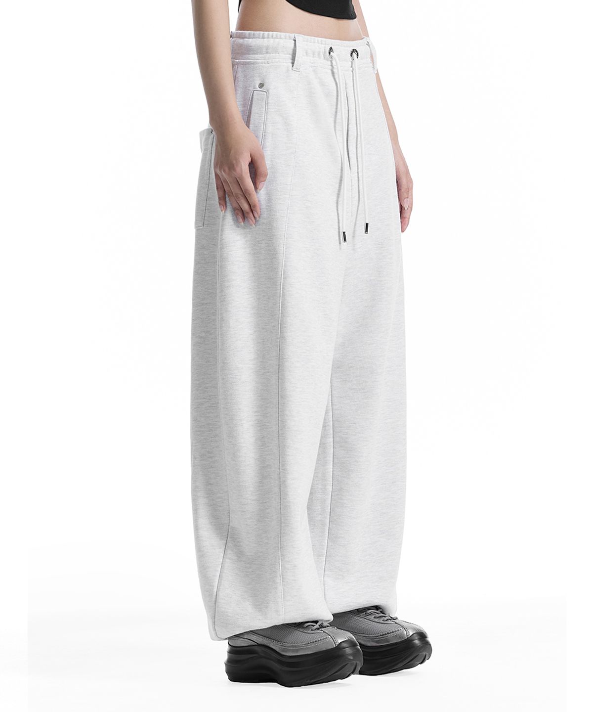 트리밍버드(TREEMINGBIRD) Embossed Logo Set-Up Jogger Sweat Pants [ Light Gray ]