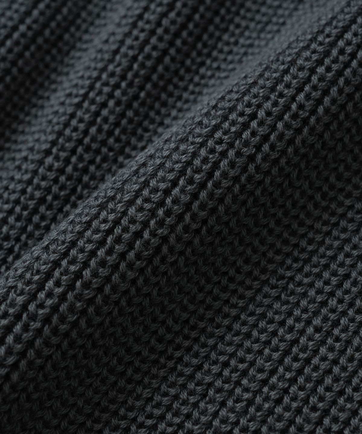 니티드(KNITTED) 코튼 헨리넥 와플 니트 CHARCOAL