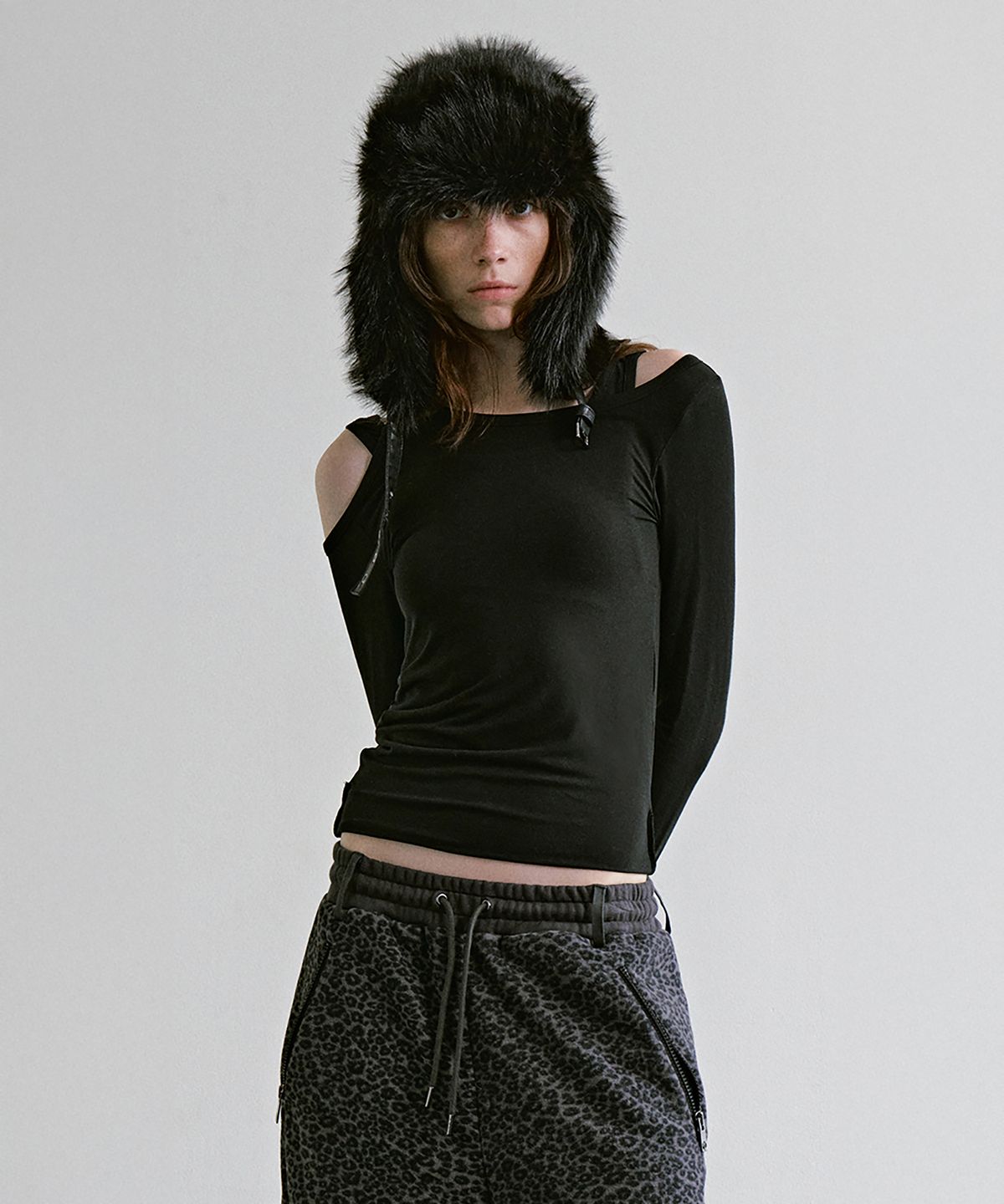 트리밍버드(TREEMINGBIRD) Double-Layer Cutout Long Sleeve [ Black ]