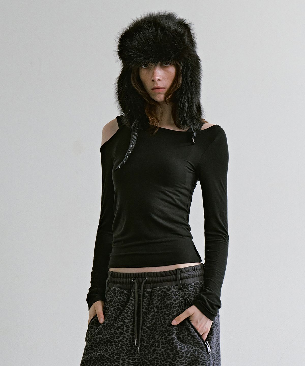 트리밍버드(TREEMINGBIRD) Double-Layer Cutout Long Sleeve [ Black ]