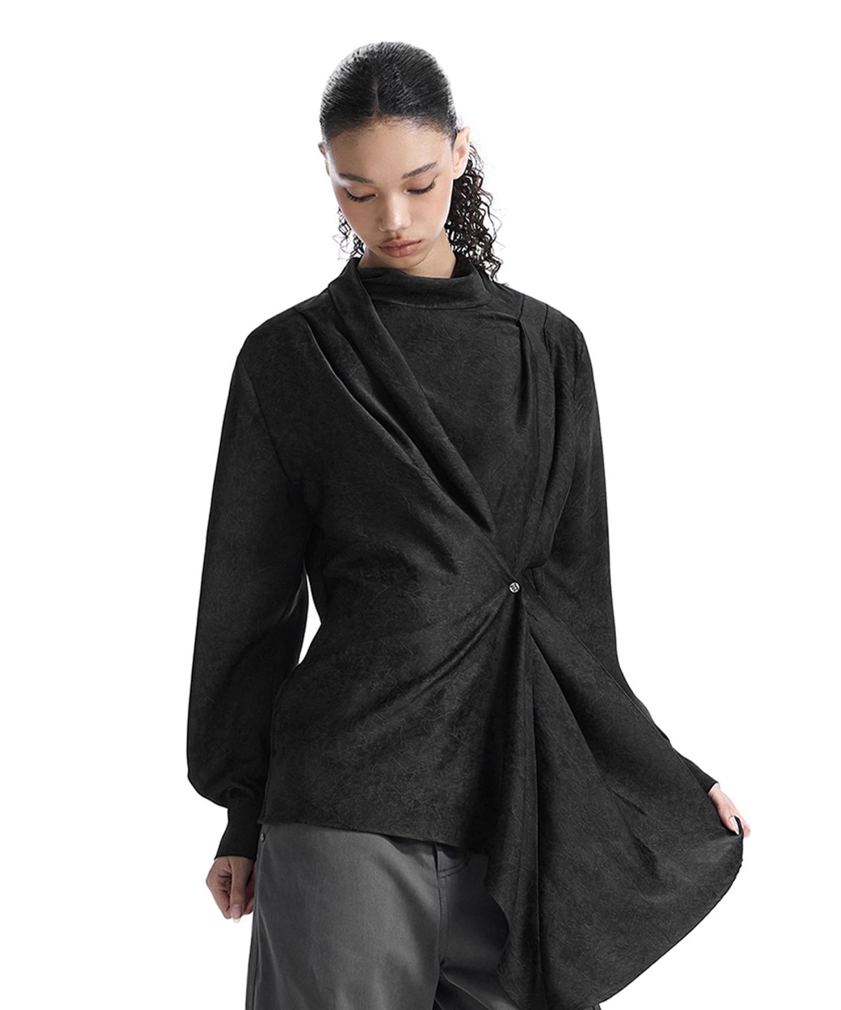 트리밍버드(TREEMINGBIRD) Draped High-Neck Blouse [ Black ]