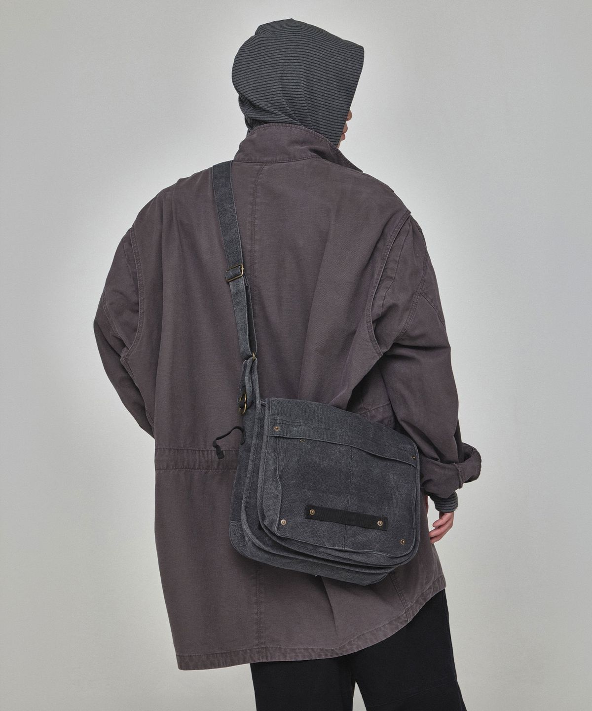 기철(KICHUL) Raw Military Messenger Bag (Washed Black)