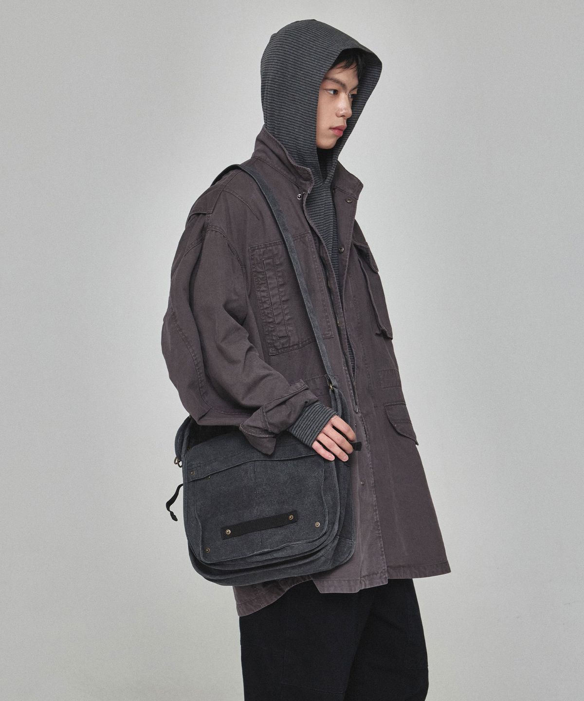 기철(KICHUL) Raw Military Messenger Bag (Washed Black)