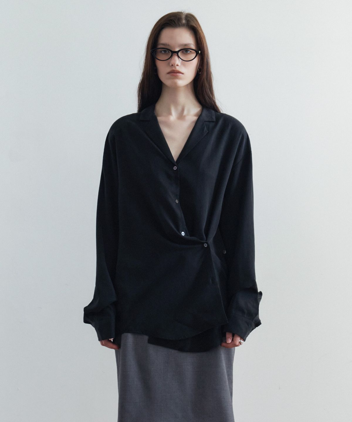 시야쥬(SIYAZU) SITP5306 소프트 오픈 카라 랩 셔츠_Black