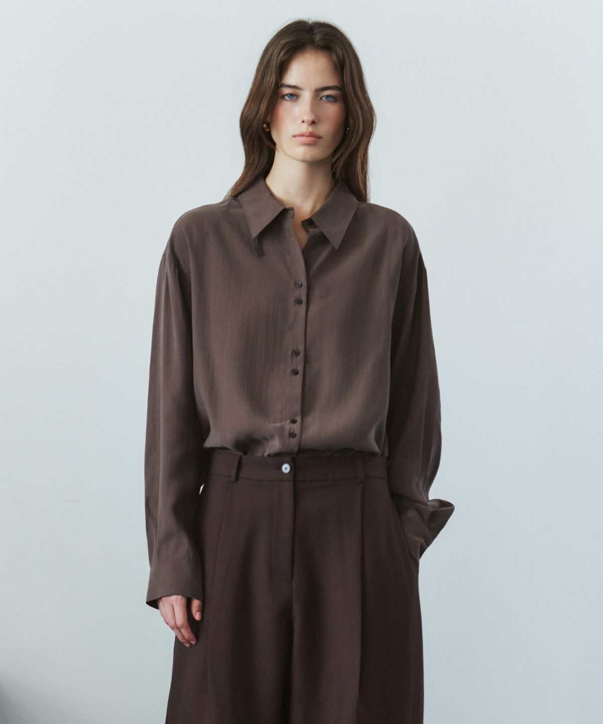 시야쥬(SIYAZU) SITP5304 하이넥 실키 셔츠_Brown