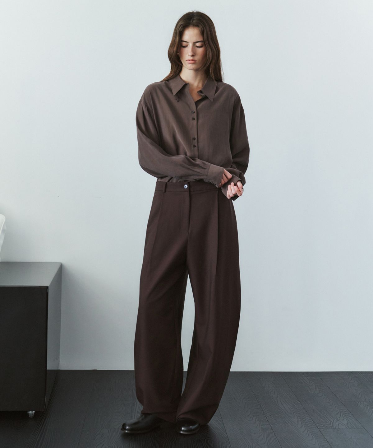 시야쥬(SIYAZU) SITP5304 하이넥 실키 셔츠_Brown