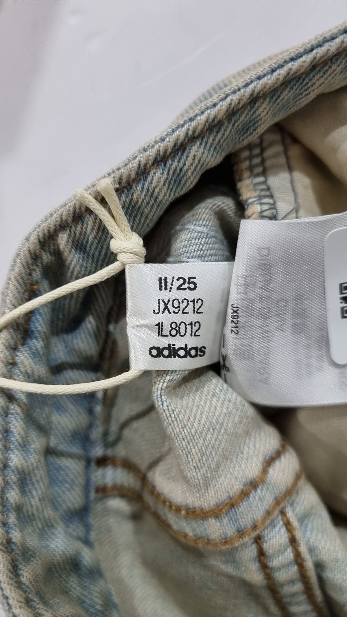 아디다스(ADIDAS) ADILENIUM 3 바나나 워시드 데님 팬츠 - 라이트데님 / JX9212 26