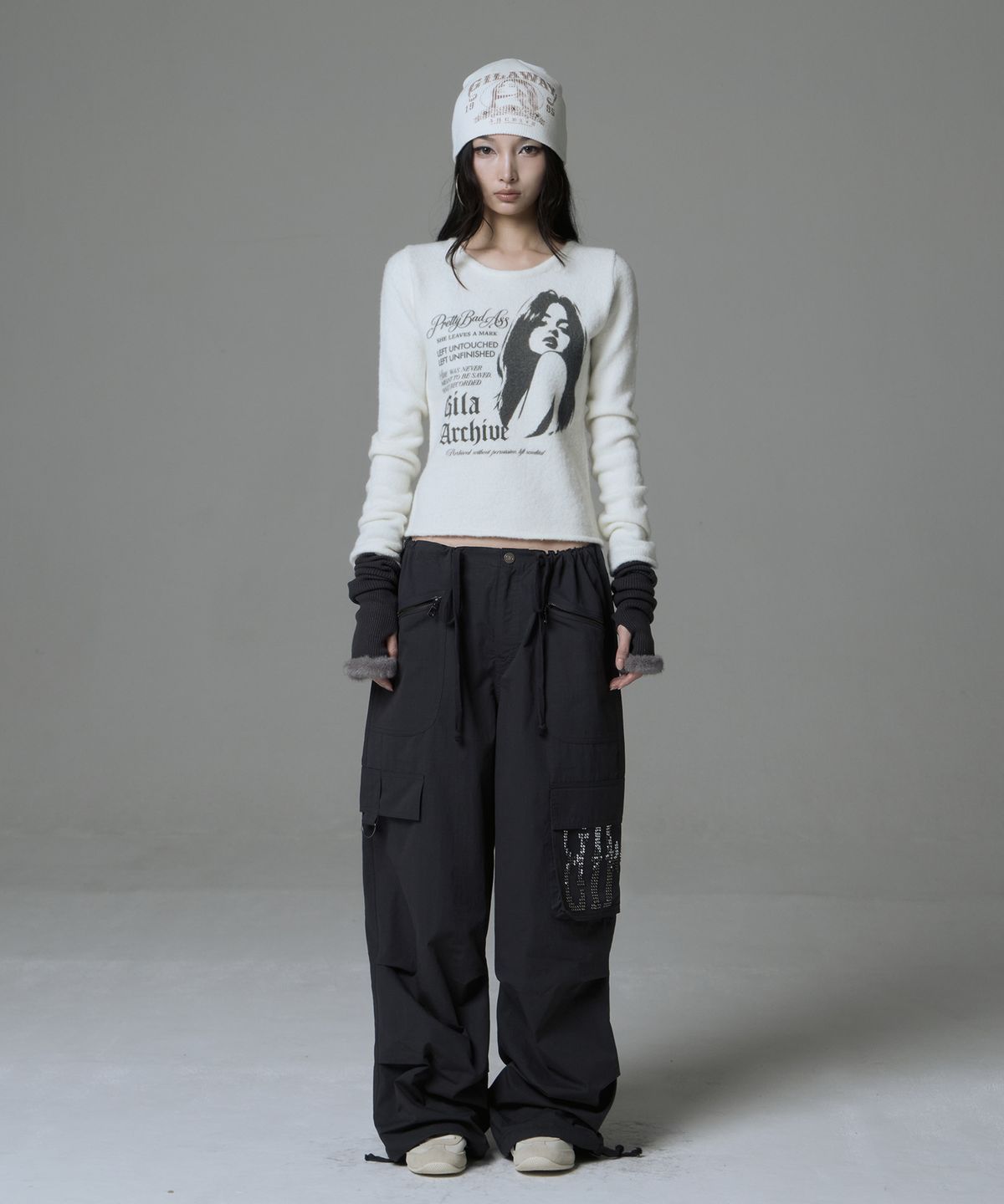 길라아카이브(GILAARCHIVE) LETTERING LOGO FUR HAND WARMER_CHARCOAL