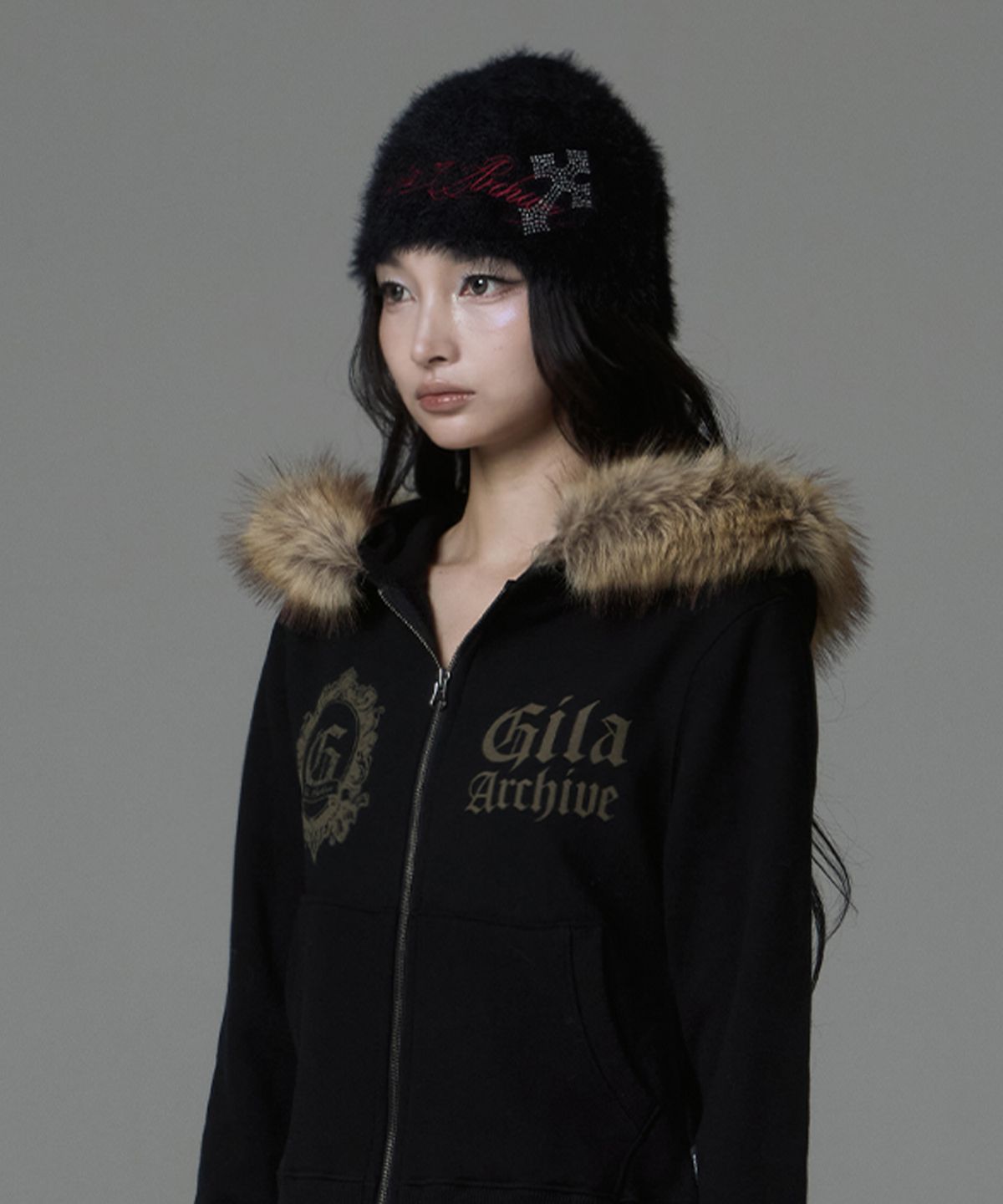길라아카이브(GILAARCHIVE) LETTERING LOGO CROSS MOHAIR BEANIE_BLACK