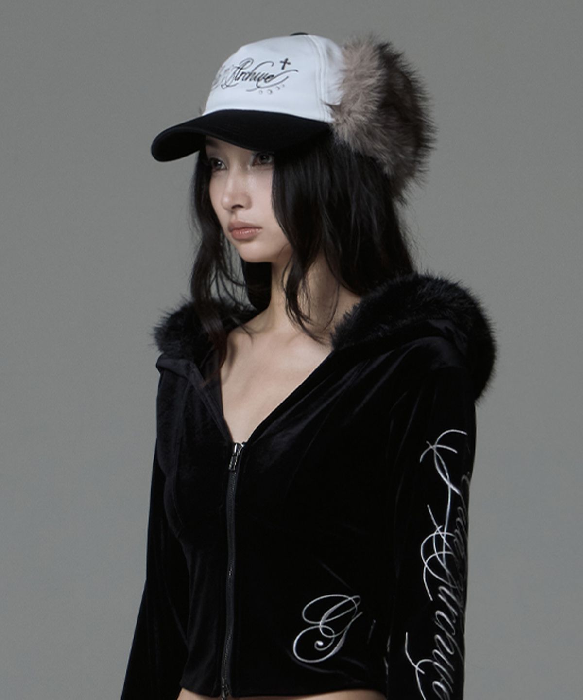 길라아카이브(GILAARCHIVE) TWO TONE FUR LETTERING LOGO CAP_BLACK