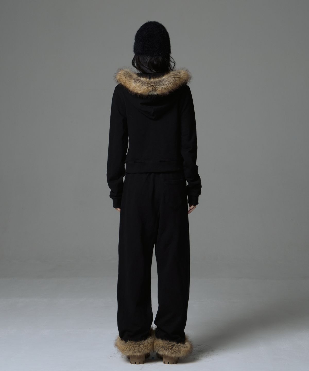 길라아카이브(GILAARCHIVE) FUR SYMBOL LOGO SWEAT PANTS_BLACK