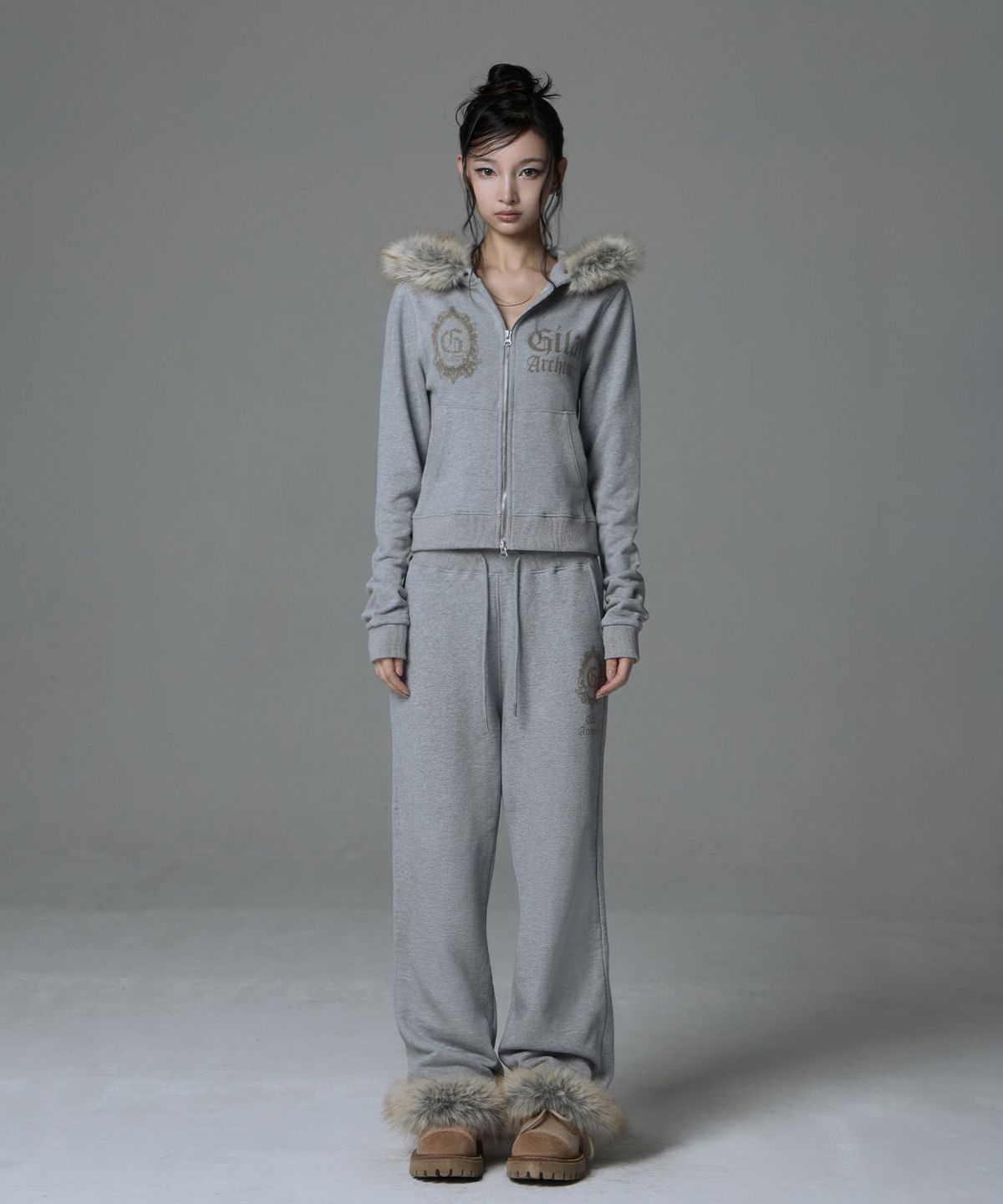 길라아카이브(GILAARCHIVE) FUR SYMBOL LOGO SWEAT PANTS_GREY