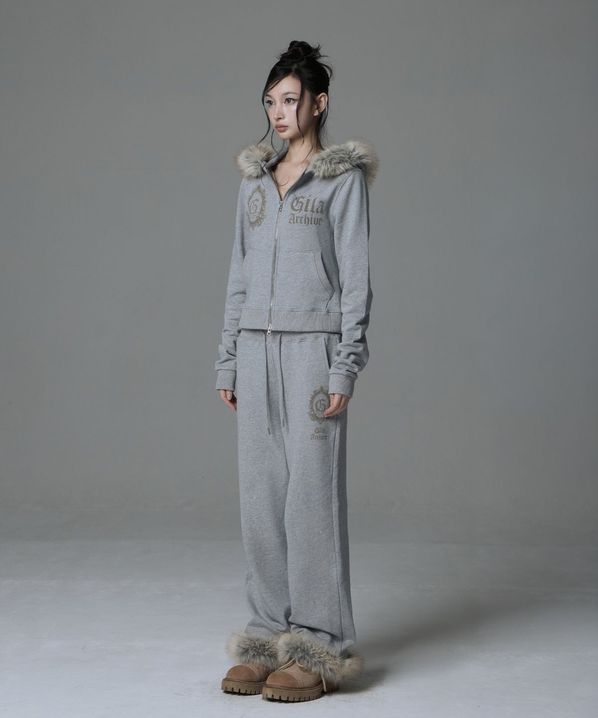 길라아카이브(GILAARCHIVE) FUR SYMBOL LOGO SWEAT PANTS_GREY