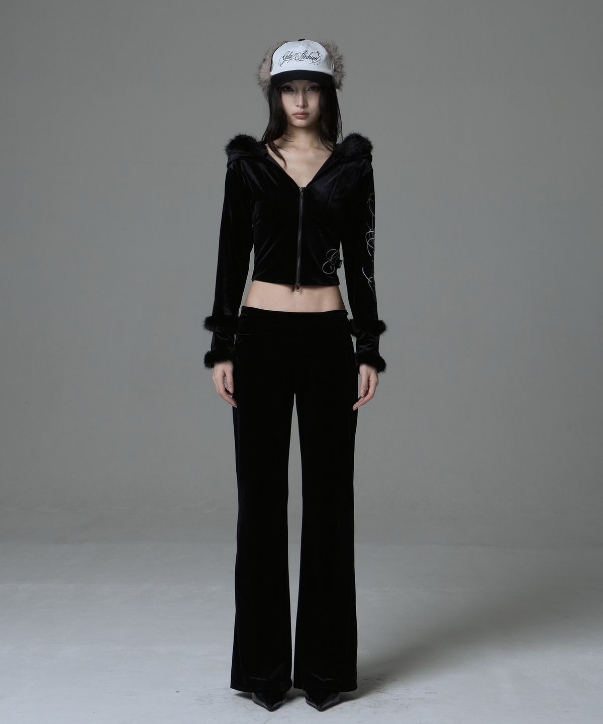 길라아카이브(GILAARCHIVE) VELOUR FUR POCKET SWEAT PANTS_BLACK