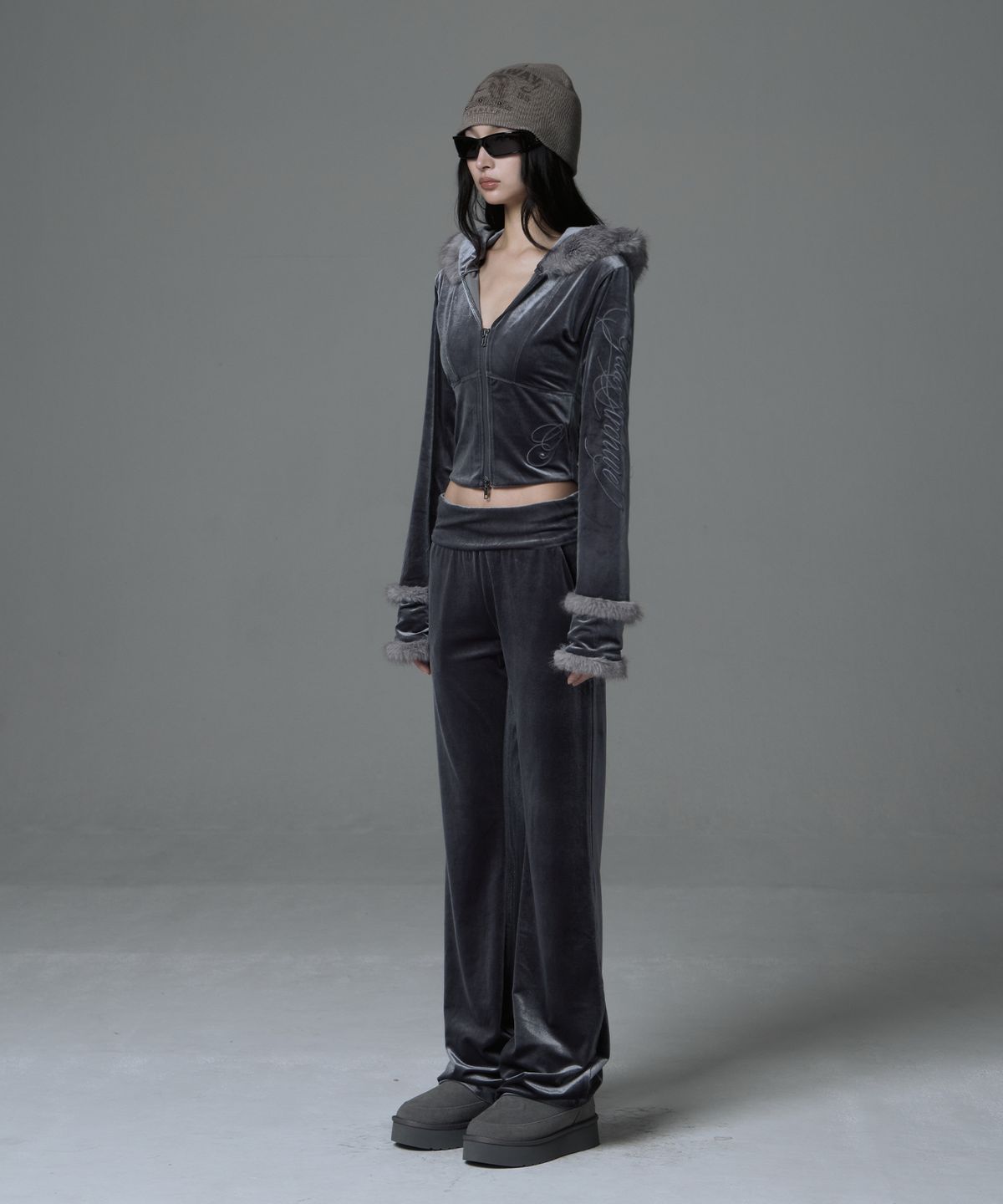 길라아카이브(GILAARCHIVE) VELOUR FUR POCKET SWEAT PANTS_GREY