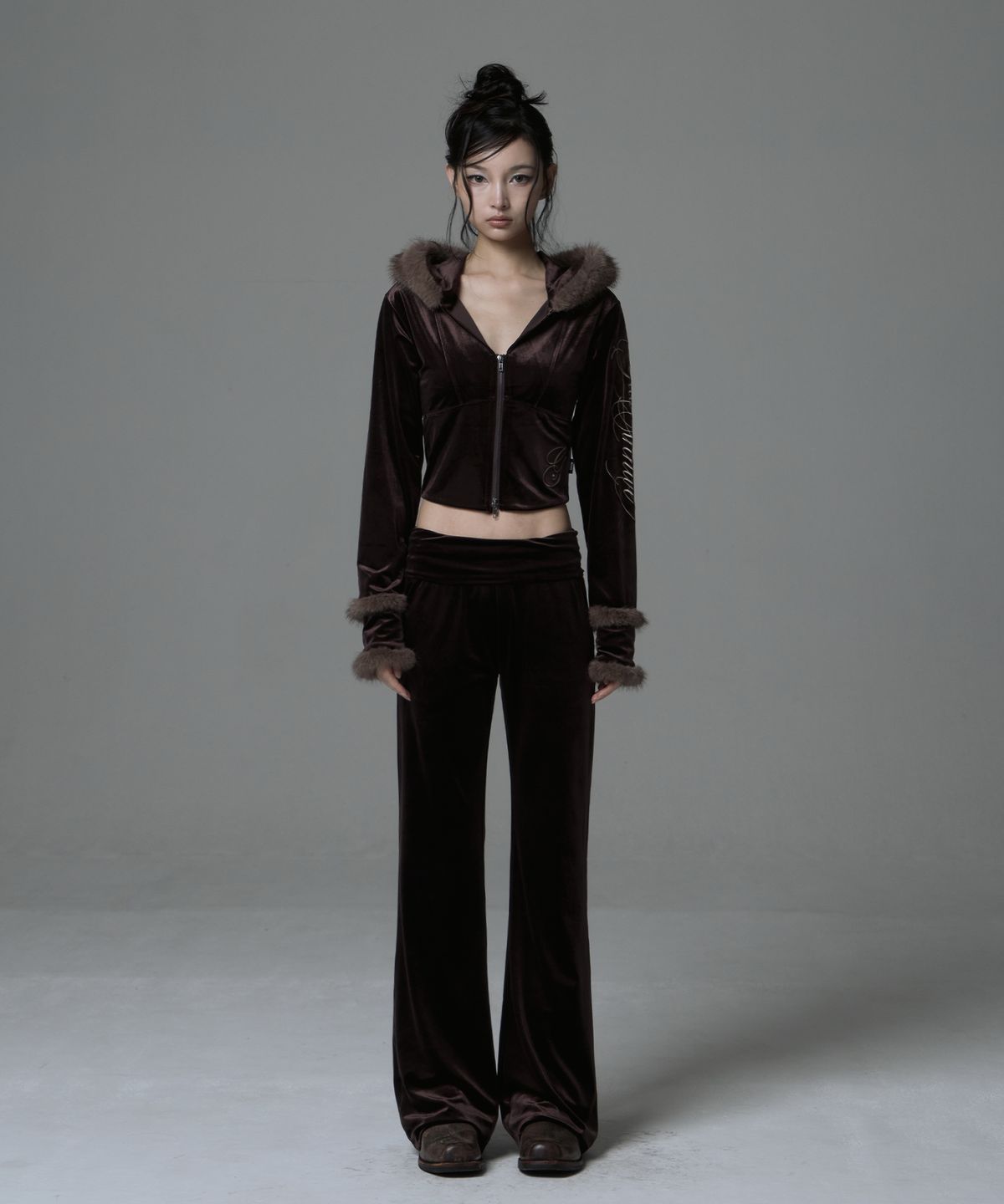 길라아카이브(GILAARCHIVE) VELOUR FUR POCKET SWEAT PANTS_BROWN